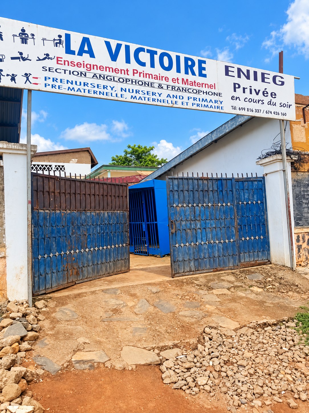 Portail de LA VICTOIRE sous sa grande enseigne : prématernelle, maternelle et primaire, sections anglophone et francophone.